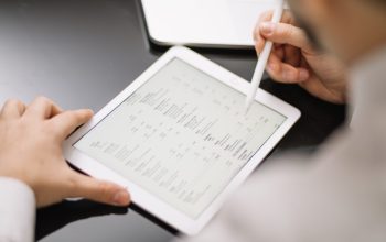 employee-with-tablet-pencil